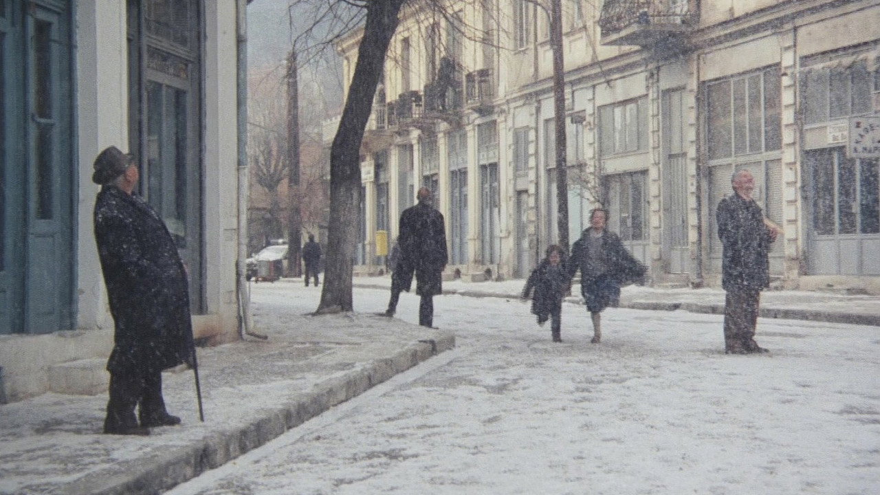 Заснеженная улица — кадр из фильма «Пейзаж в тумане»